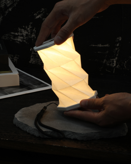 Mini lampe torsadée hexagonale en Noyer
