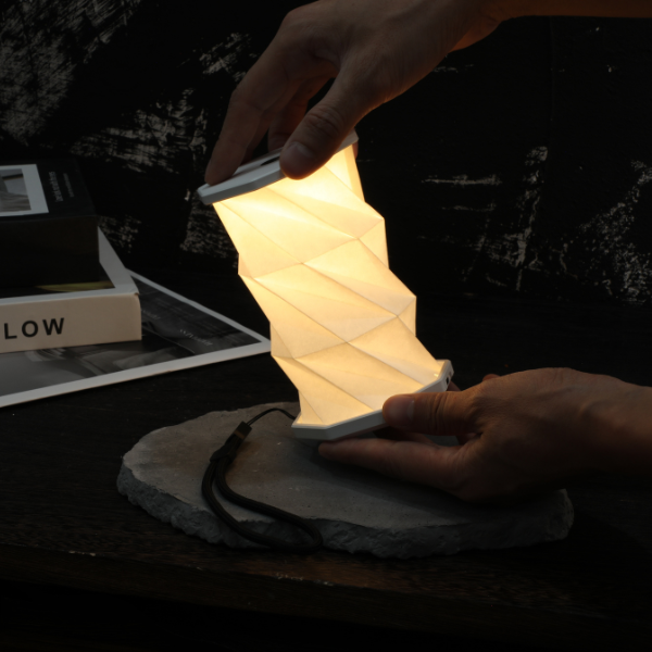 Mini lampe torsadée hexagonale en Noyer