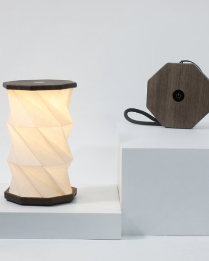 Mini lampe torsadée hexagonale en Noyer