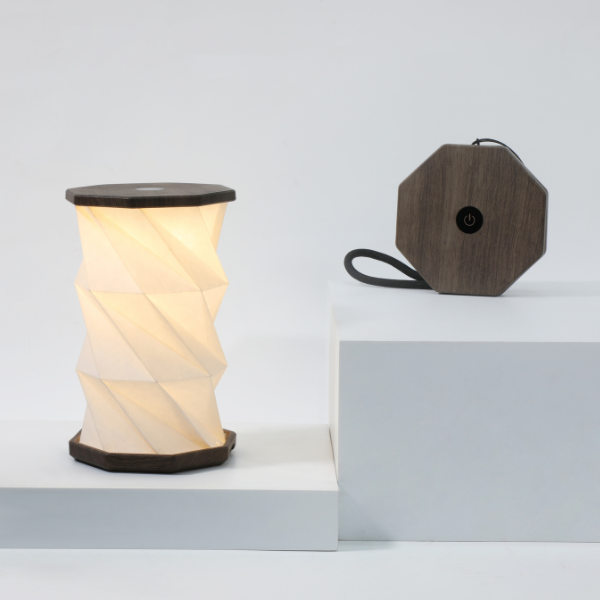 Mini lampe torsadée hexagonale en Noyer