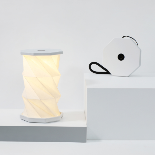Mini lampe torsadée hexagonale en Noyer