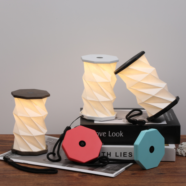 Mini lampe torsadée hexagonale en Noyer