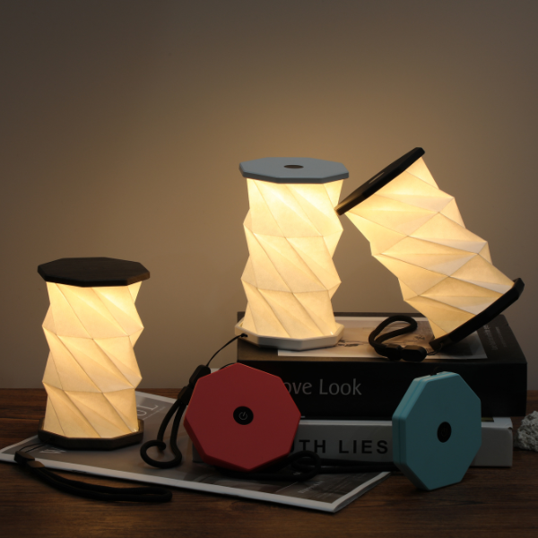 Mini lampe torsadée hexagonale en Noyer
