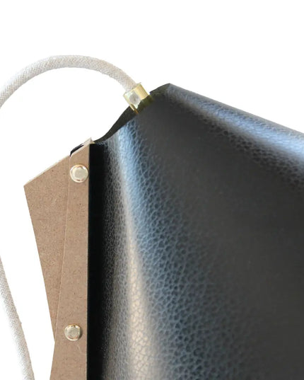 Lampe à poser Silence en cuir noir bois brut