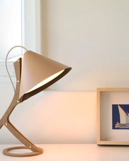 Lampe à poser Silence en cuir beige bois brut