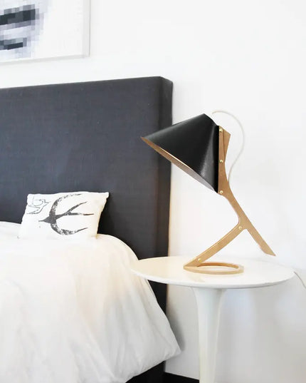 Lampe à poser Silence en cuir noir bois brut