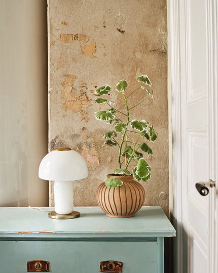 Lampe de table en verre opale finition laiton