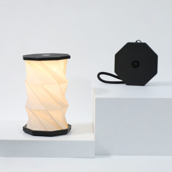 Mini lampe torsadée hexagonale en Noyer