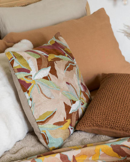 Coussin brodé floral