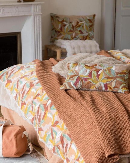 Coussin brodé floral
